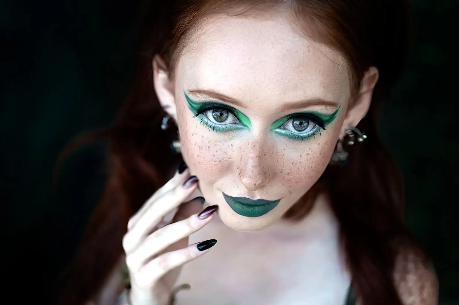Maquillage des yeux graphique, trait vert ailé prolongé vers la tempe, inspiration égyptienne.