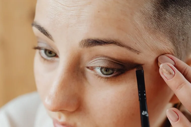 Maquillage d&rsquo;inspiration indienne : khôl, couleurs et tenue longue durée
