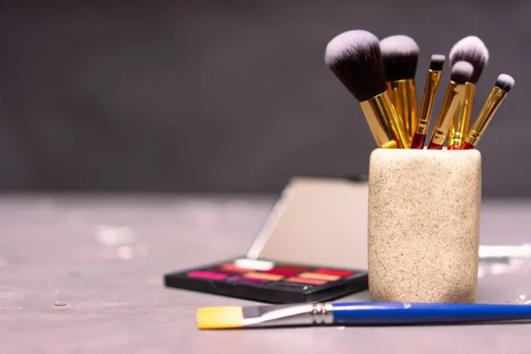 Maquillage Spider-Man : le tuto simple pour enfant et la version toile d&rsquo;araignée