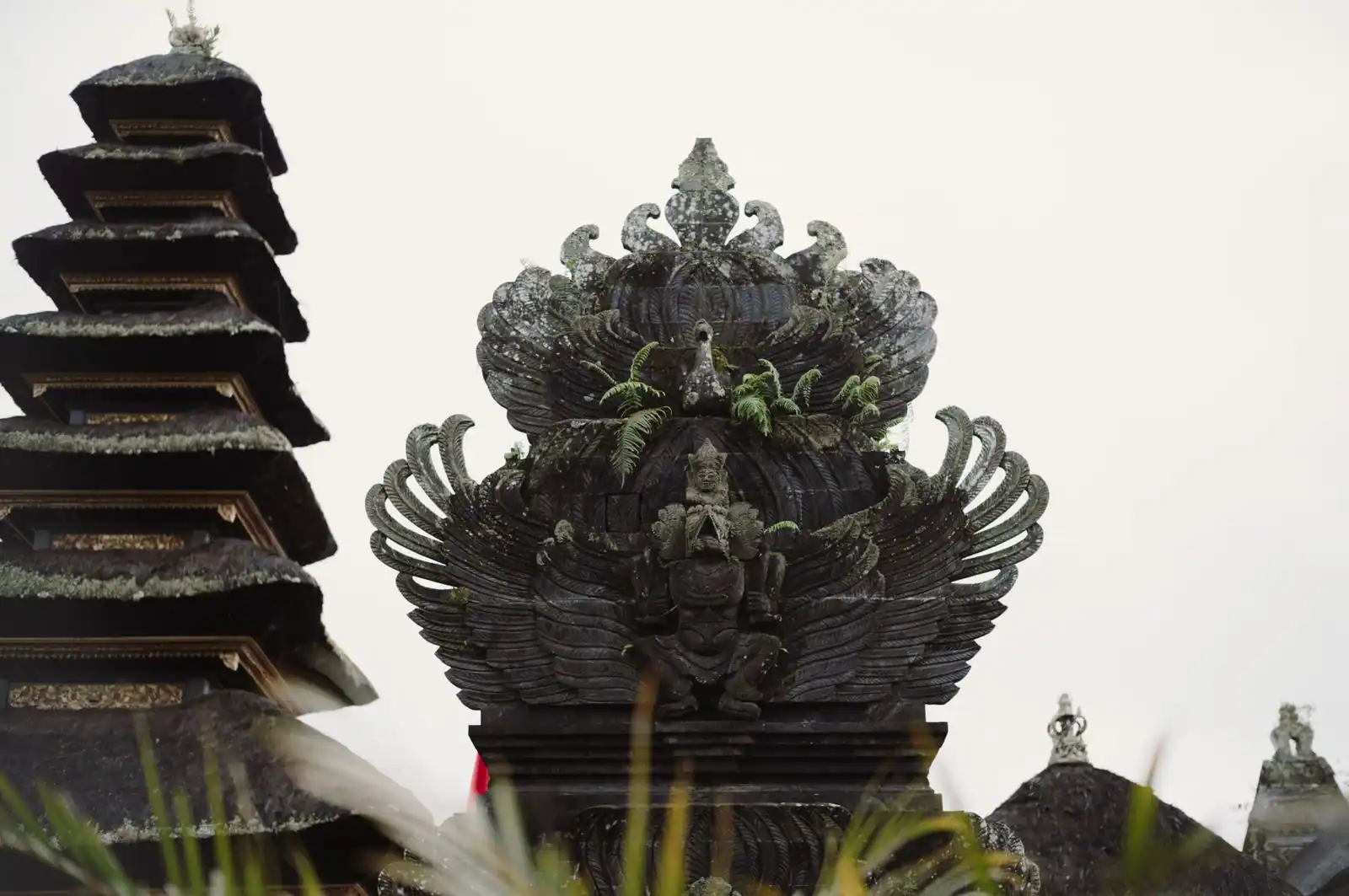 Temple hindou balinais en pierre sculptée, portail traditionnel typique de l'île de Bali