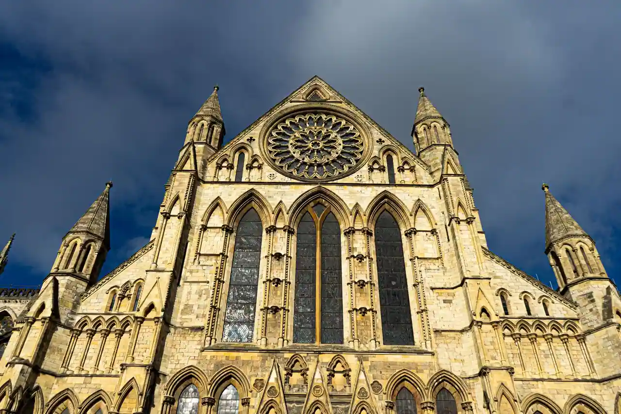 Cathédrale gothique anglaise vue de l'extérieur, flèche de pierre se détachant sur le ciel