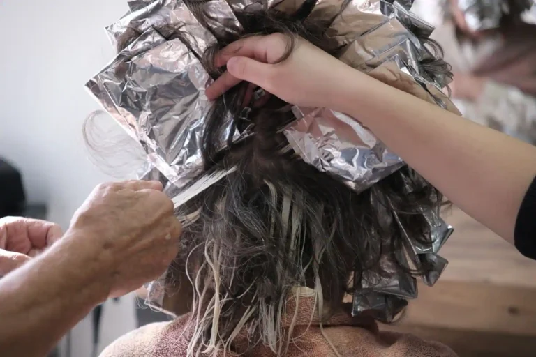 Cheveux roux foncé : comprendre la nuance avant de la choisir
