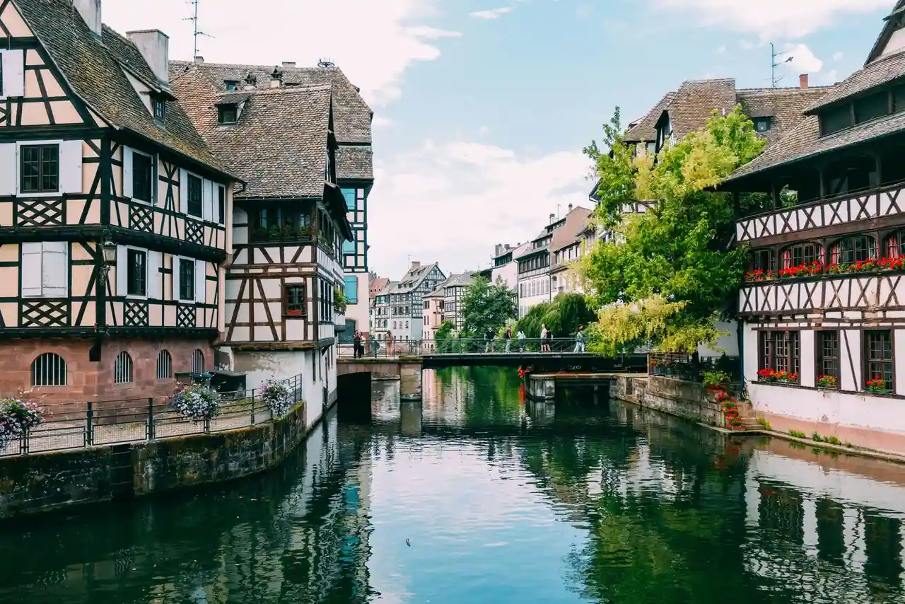 Maisons à colombages et canal dans le centre historique de Strasbourg