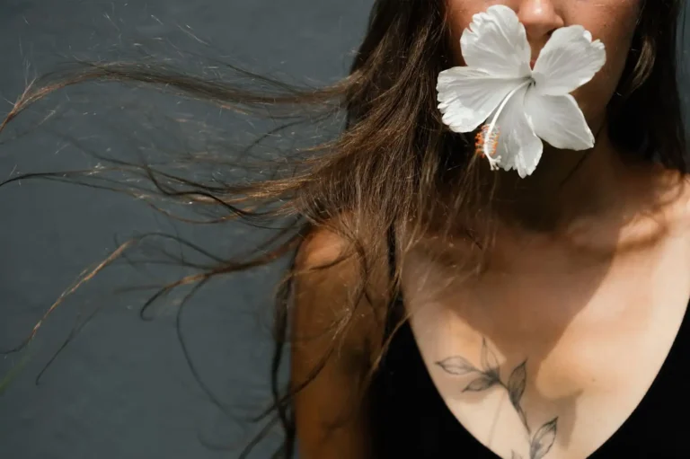 Tatouage énergie positive femme : quel symbole choisir